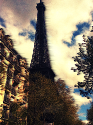 Tour Eiffel from the shopping street